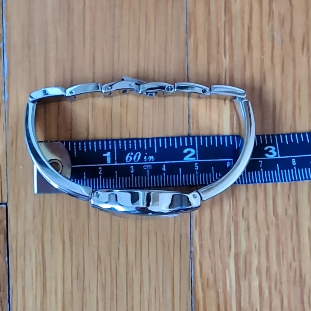 Armitron Diamond Now Women's Silver Tone Watch - NEW BATTERY!